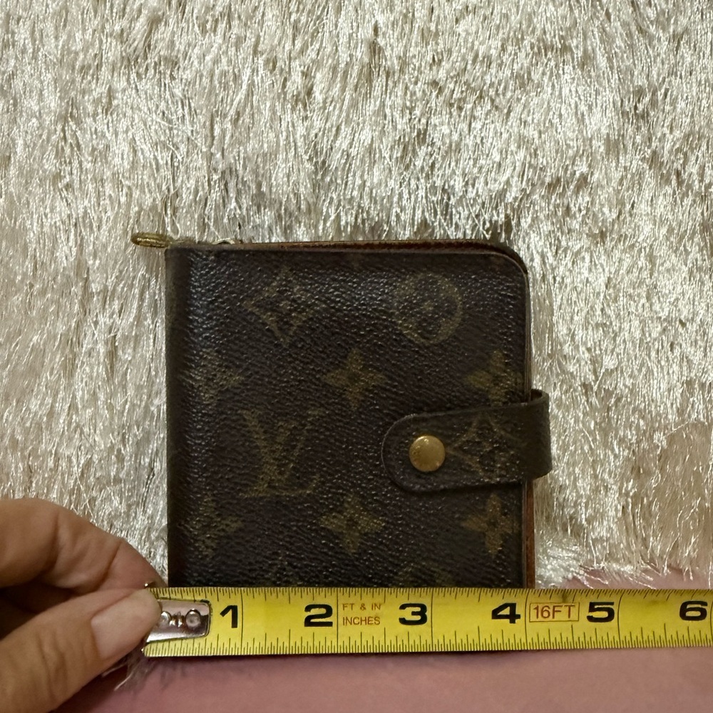 Authentic Louis Vuitton Monogram Snap Wallet